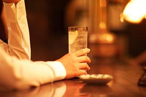 炭火焼きを楽しめる居酒屋「酒場食堂V」の魅力と特徴